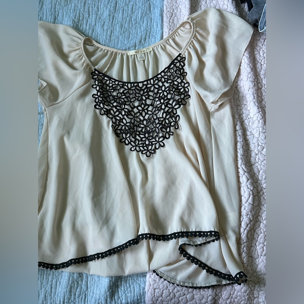 Crème shirt with black lace on front